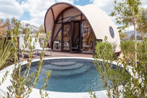 91 Athens Riviera, The Resort